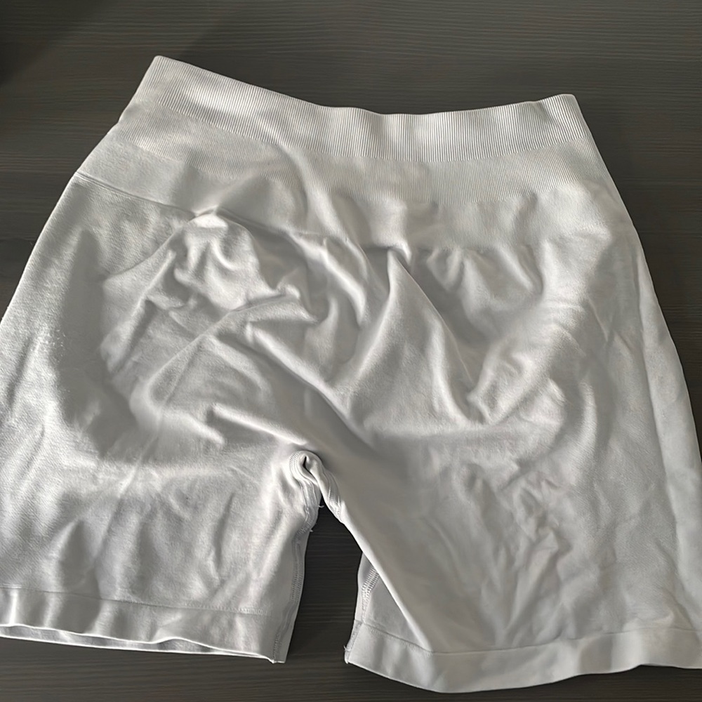 Amplify Short - Silver Sky